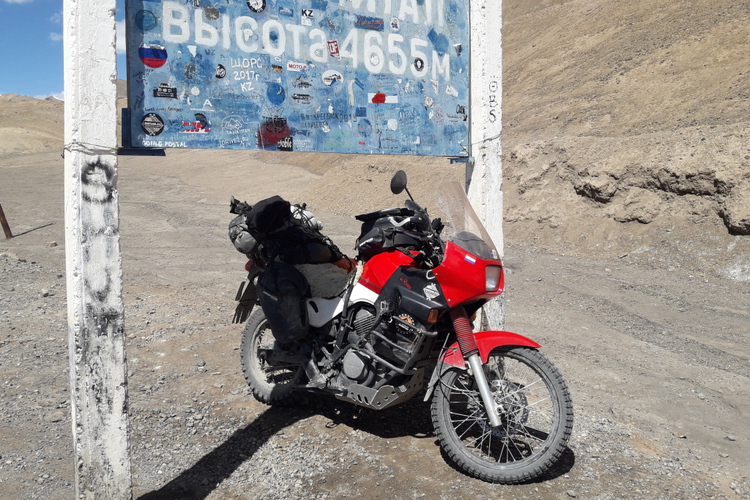 Met 'de Rooie' - een Transalp 600 uit 1989 - door de Himalaya en Siberië. 